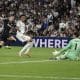 El portero del Real Madrid Thibaut Courtois (d) en acción este miércoles, durante el partido de la jornada 3 de la Liga de Campeones UEFA, entre el Real Madrid y la Juventus, en el estadio Santiago Bernabéu de Madrid. EFE/ Sergio Perez