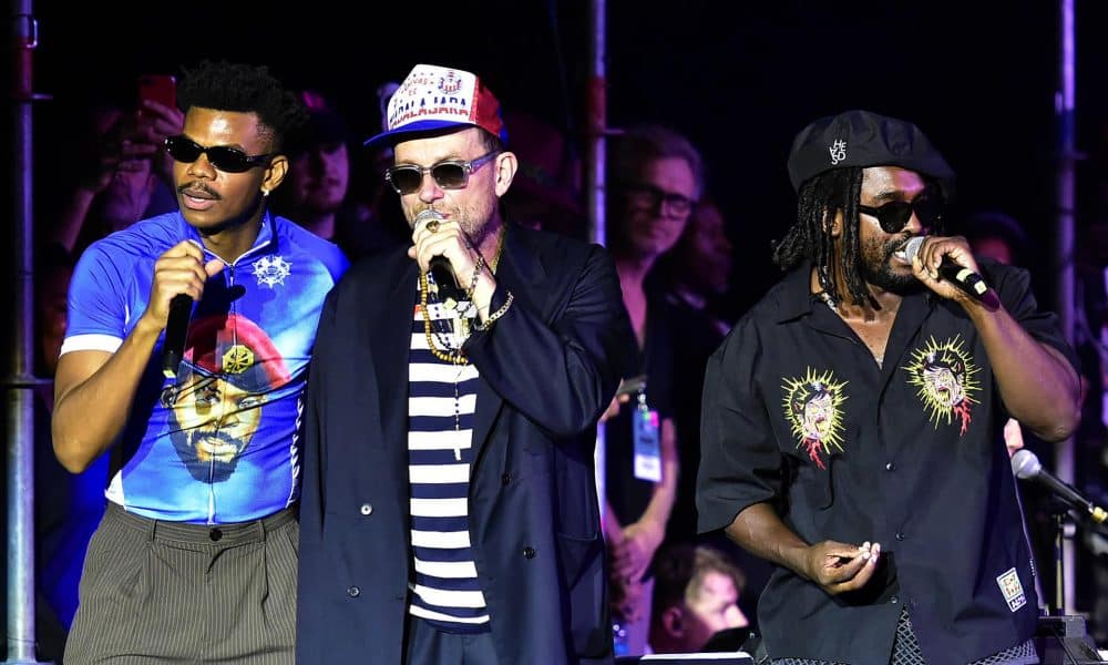 El cantautor británico Damon Albarn (c) se presenta en un concierto de clausura en el marco de la 53 edición del Festival Internacional Cervantino este domingo, en Guanajuato (México). EFE/Luis Ramírez