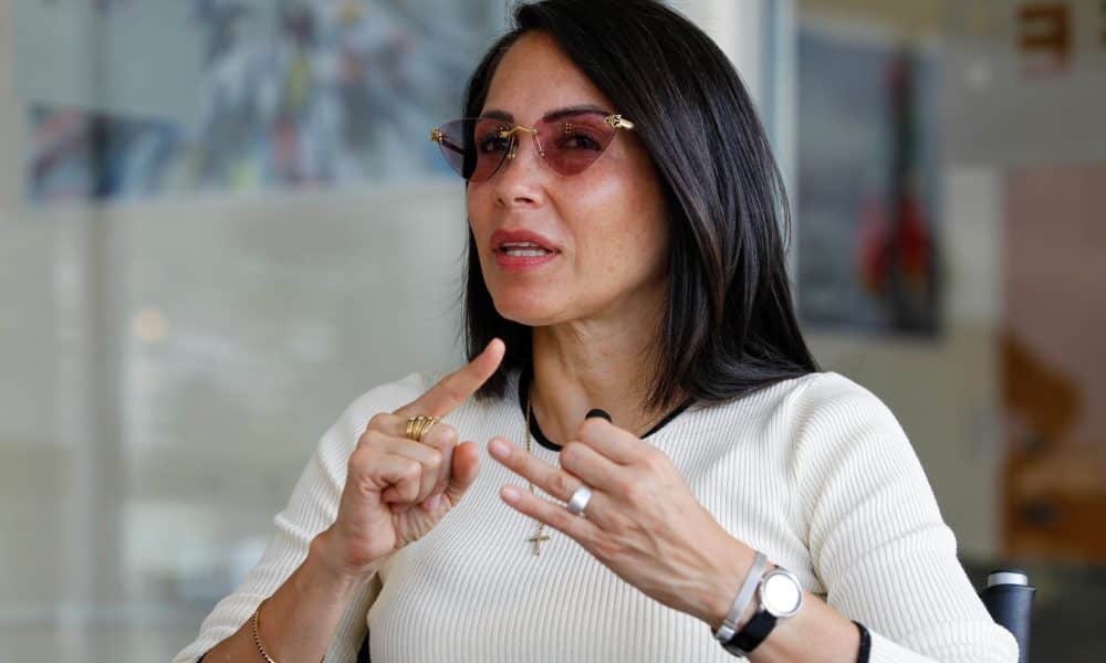 Fotografía de archivo de la excandidata a la presidencia de Ecuador y representante legal del movimiento correista Revolución Ciudadana (RC), Luisa González, durante una entrevista con EFE, en Quito (Ecuador). EFE/José Jácome