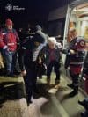 Servicios de emergencia ayudan a una anciana en una localización no especificada. Rusia atacó anoche Kiev y otras nueve regiones ucranianas en otro bombardeo masivo con misiles y drones que tuvo como principal objetivo infraestructuras energéticas de Ucrania, donde seis personas han muerto y otras 17 han resultado heridas bajo el fuego ruso en las últimas horas, según el presidente Volodímir Zelenski. EFE/ Servicio Estatal de Emergencia de Ucrania SOLO USO EDITORIAL/SOLO DISPONIBLE PARA ILUSTRAR LA NOTICIA QUE ACOMPAÑA (CRÉDITO OBLIGATORIO)