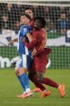 El delantero del Alavés Lucas Boyé (i) pelea ante Thierry Correia del Valencia, durante el partido de LaLiga de fútbol que Deportivo Alavés y Valencia CF disputaron en el estadio de Mendizorrotza, en Vitoria. EFE/Adrián Ruiz Hierro
