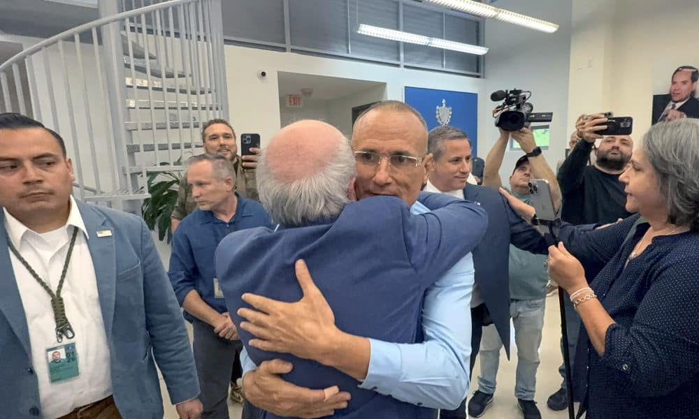 El disidente cubano José Daniel Ferrer (cd), saluda a una persona a su llegada este lunes a la Fundación Nacional Cubano Americana en Miami, Florida (EE.UU.). EFE/Antoni Belchi/MÁXIMA CALIDAD DISPONIBLE