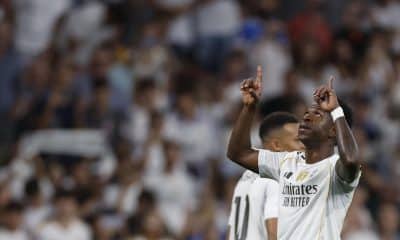 El delantero del Real Madrid Vinicius Jr celebra su segundo gol contra el Villarreal, durante el partido de la jornada 8 de LaLiga EA Sports que Real Madrid y Villarreal disputaron en el estadio Santiago Bernabéu.- EFE/ Javier Lizón