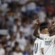 El delantero del Real Madrid Vinicius Jr celebra su segundo gol contra el Villarreal, durante el partido de la jornada 8 de LaLiga EA Sports que Real Madrid y Villarreal disputaron en el estadio Santiago Bernabéu.- EFE/ Javier Lizón