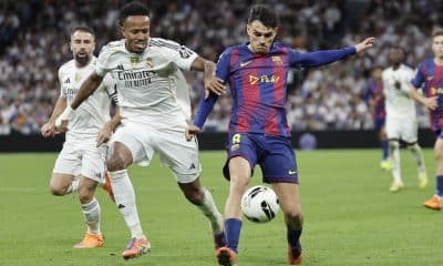 Dani Carvajal (i), durante el partido contra el Barcelona, en una jugada con su compañero del Real Madrid Éder Militão (c) y el centrocampista barcelonista Pedri González (d). EFE/ Sergio Pérez
