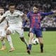 Dani Carvajal (i), durante el partido contra el Barcelona, en una jugada con su compañero del Real Madrid Éder Militão (c) y el centrocampista barcelonista Pedri González (d). EFE/ Sergio Pérez