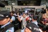 Mariana Mortágua (C-D) y Sofia Aparício (C-I), dos de los cuatro ciudadanos portugueses que participaron en la Flotilla Global Sumud y que habían estado detenidos en Israel desde el jueves, llegan de regreso al Aeropuerto de Lisboa, en Lisboa, Portugal. EFE/EPA/RUI MINDERICO
