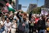 Personas se manifiestan durante una marcha para pedir el fin de la ofensiva israelí en Gaza este domingo, en la Avenida Paulista en São Paulo (Brasil). EFE/Isaac Fontana
