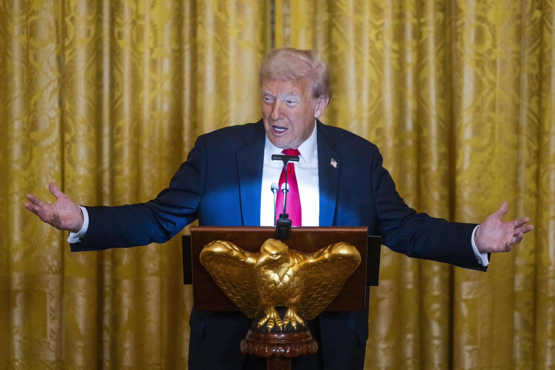 El presidente de Estados Unidos, Donald Trump, al intervenir este miércoles, 15 de octubre, durante una cena de recaudación de fondos para ampliar el salón de baile de la Casa Blanca, en Washington DC (EE.UU.). EFE/Jim Lo Scalzo/Pool