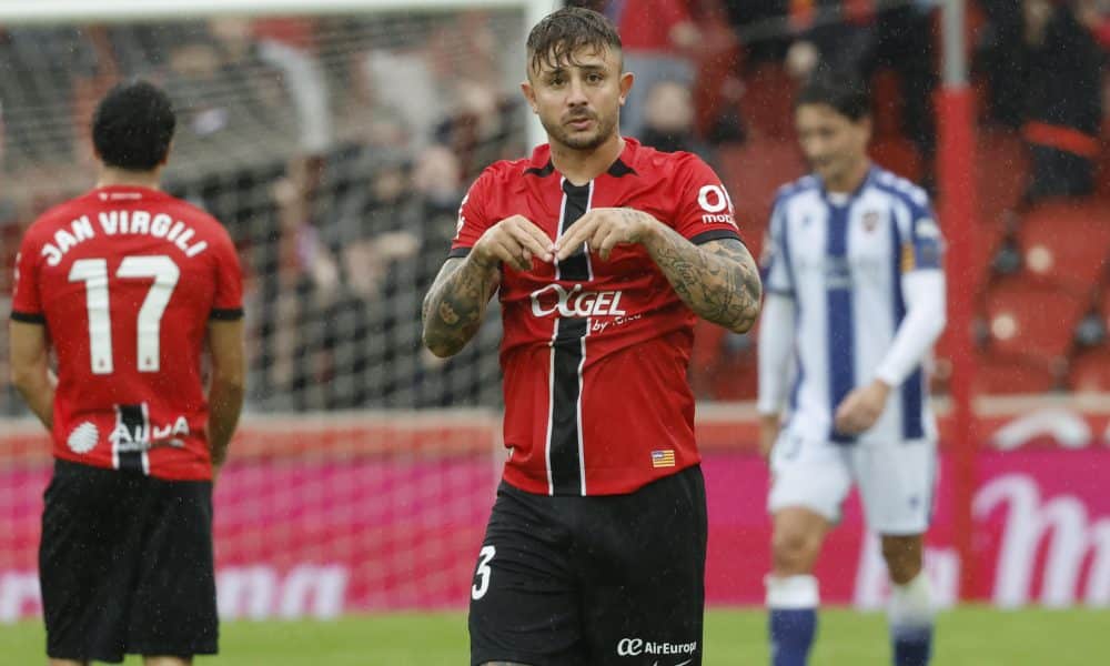 El defensa del Mallorca Pablo Maffeo celebra su gol contra el Levante, durante el partido de la décima jornada de Laliga disputado entre el RCD Mallorca y la UD Levante, este domingo en el estado de Son Moix, en Palma. EFE/Cati Cladera