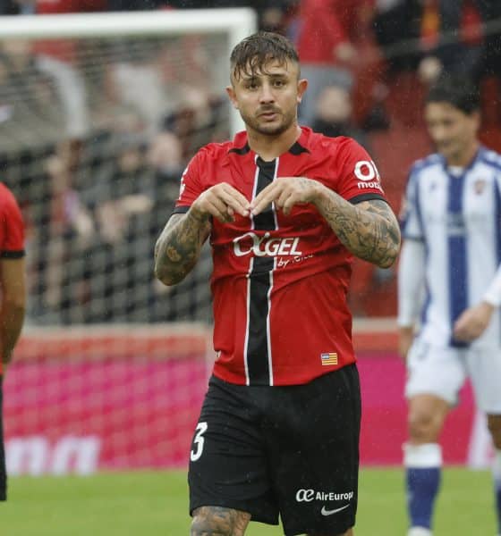 El defensa del Mallorca Pablo Maffeo celebra su gol contra el Levante, durante el partido de la décima jornada de Laliga disputado entre el RCD Mallorca y la UD Levante, este domingo en el estado de Son Moix, en Palma. EFE/Cati Cladera