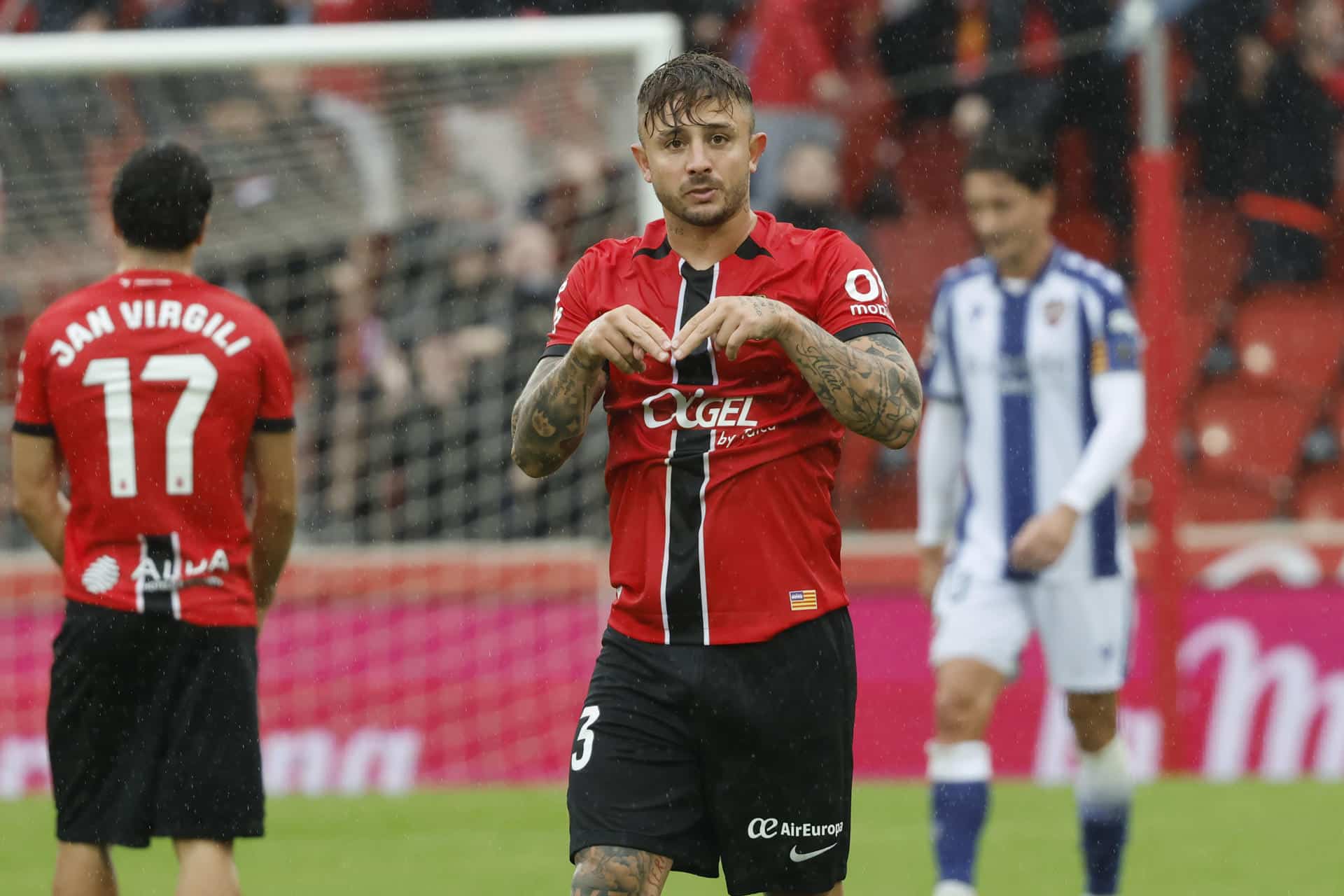 El defensa del Mallorca Pablo Maffeo celebra su gol contra el Levante, durante el partido de la décima jornada de Laliga disputado entre el RCD Mallorca y la UD Levante, este domingo en el estado de Son Moix, en Palma. EFE/Cati Cladera