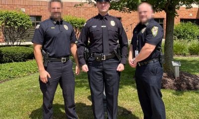 Fotografía divulgada por el Departamento de Policía de Hanover Park (IL, EE.UU.), en su cuenta de Facebook, en donde aparece el oficial Radule Bojovic (c), al posar junto a los jefes del departamento policial el día de su graduación de la Academia Suburbana de Policía (SLEA). EFE/Departamento de Policía de Hanover Park