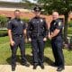 Fotografía divulgada por el Departamento de Policía de Hanover Park (IL, EE.UU.), en su cuenta de Facebook, en donde aparece el oficial Radule Bojovic (c), al posar junto a los jefes del departamento policial el día de su graduación de la Academia Suburbana de Policía (SLEA). EFE/Departamento de Policía de Hanover Park