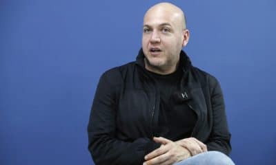 Fotografía del 10 de octubre de 2025 del cineasta colombiano César Acevedo hablando durante entrevista con EFE en Bogotá (Colombia). Acevedo, ganador del premio Caméra d'Or del Festival de Cannes en 2015, considera que en su país las personas se han acostumbrado tanto a la muerte que han olvidado por momentos el valor de la vida, por lo que decidió hacer la película 'Horizonte' como un ejercicio de "humanización". EFE/ Carlos Ortega