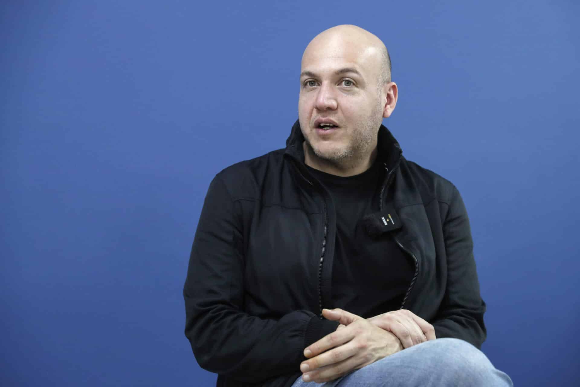 Fotografía del 10 de octubre de 2025 del cineasta colombiano César Acevedo hablando durante entrevista con EFE en Bogotá (Colombia). Acevedo, ganador del premio Caméra d'Or del Festival de Cannes en 2015, considera que en su país las personas se han acostumbrado tanto a la muerte que han olvidado por momentos el valor de la vida, por lo que decidió hacer la película 'Horizonte' como un ejercicio de "humanización". EFE/ Carlos Ortega