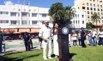 Fotografía cedida por 11:11 Public Relations de la cantante Gloria Estefan (c-d) hablando junto a su esposo el productor musical Emilio Estefan durante la inauguración de una calle que lleva su nombre este lunes, en la calle 13 de South Beach, en el sur de Miami Beach (EE.UU.).EFE/ Maggie Rodriguez /11:11 Public Relations/ SOLO USO EDITORIAL/NO VENTAS/SOLO DISPONIBLE PARA ILUSTRAR LA NOTICIA QUE ACOMPAÑA (CRÉDITO OBLIGATORIO)