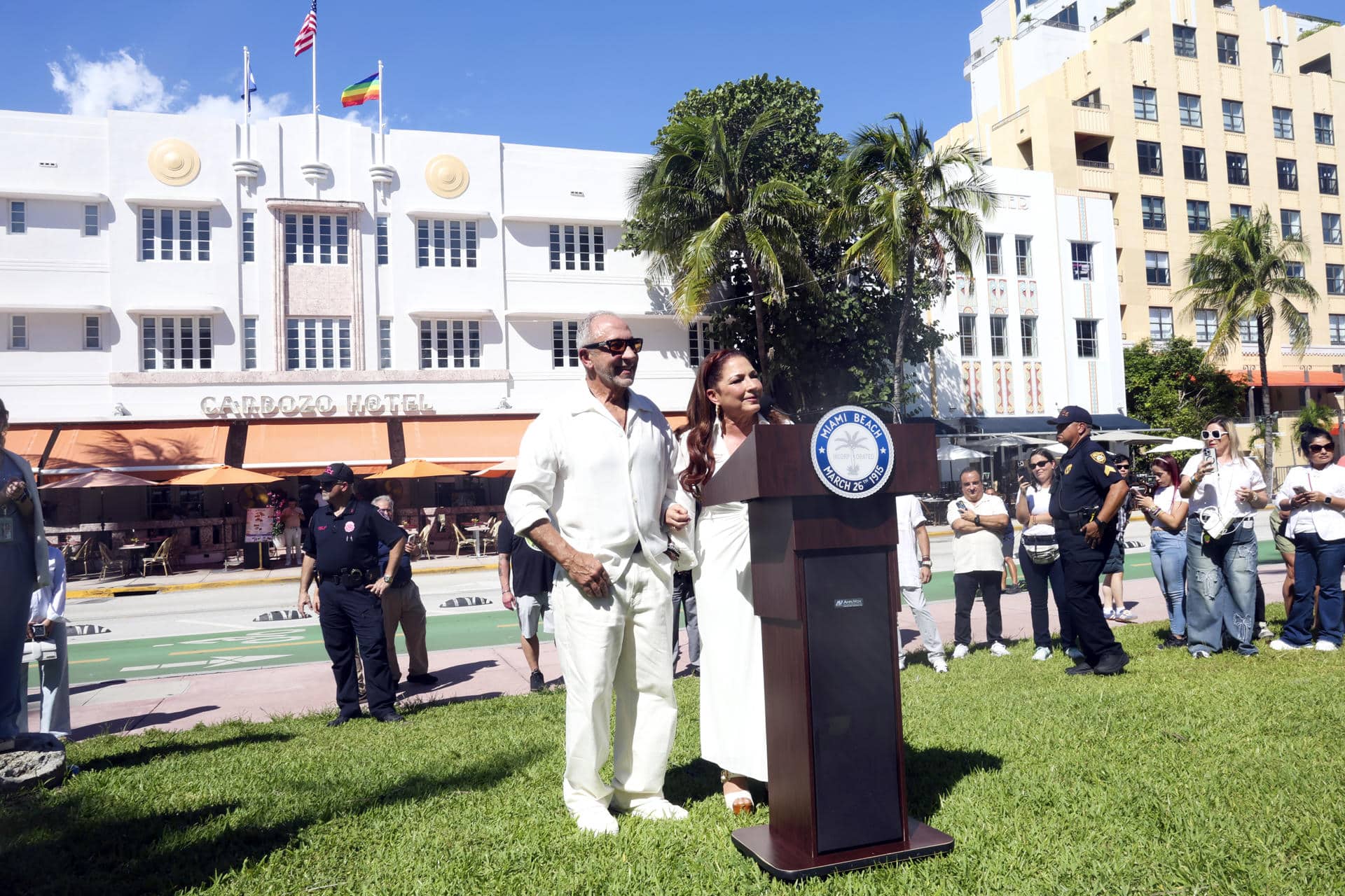 Fotografía cedida por 11:11 Public Relations de la cantante Gloria Estefan (c-d) hablando junto a su esposo el productor musical Emilio Estefan durante la inauguración de una calle que lleva su nombre este lunes, en la calle 13 de South Beach, en el sur de Miami Beach (EE.UU.).EFE/ Maggie Rodriguez /11:11 Public Relations/ SOLO USO EDITORIAL/NO VENTAS/SOLO DISPONIBLE PARA ILUSTRAR LA NOTICIA QUE ACOMPAÑA (CRÉDITO OBLIGATORIO)