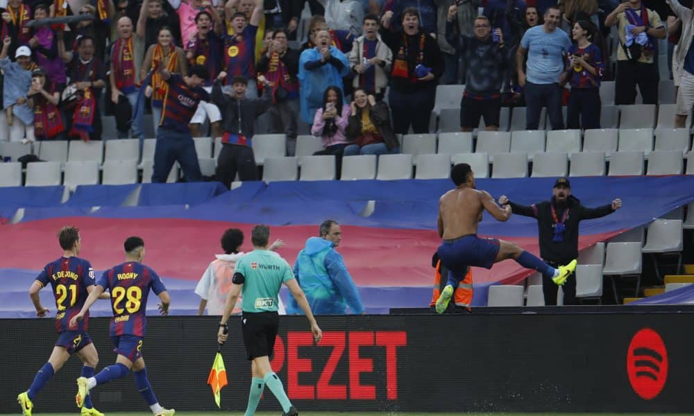 El defensa del Barça Ronald Araújo (d) celebra tras anotar el 2-1 de la victoria durante el partido de la jornada 9 de LaLiga EA Sports, entre el FC Barcelona y el Girona FC, en el estadio Olímpico de Montjuic, en Barcelona. EFE/ Alberto Estevez