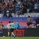 El defensa del Barça Ronald Araújo (d) celebra tras anotar el 2-1 de la victoria durante el partido de la jornada 9 de LaLiga EA Sports, entre el FC Barcelona y el Girona FC, en el estadio Olímpico de Montjuic, en Barcelona. EFE/ Alberto Estevez