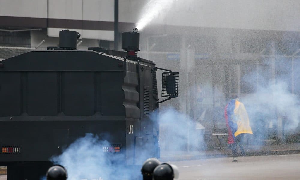 Integrantes de la Policía de Ecuador se enfrentan con manifestantes durante una protesta este domingo, en Quito (Ecuador). EFE/ José Jácome