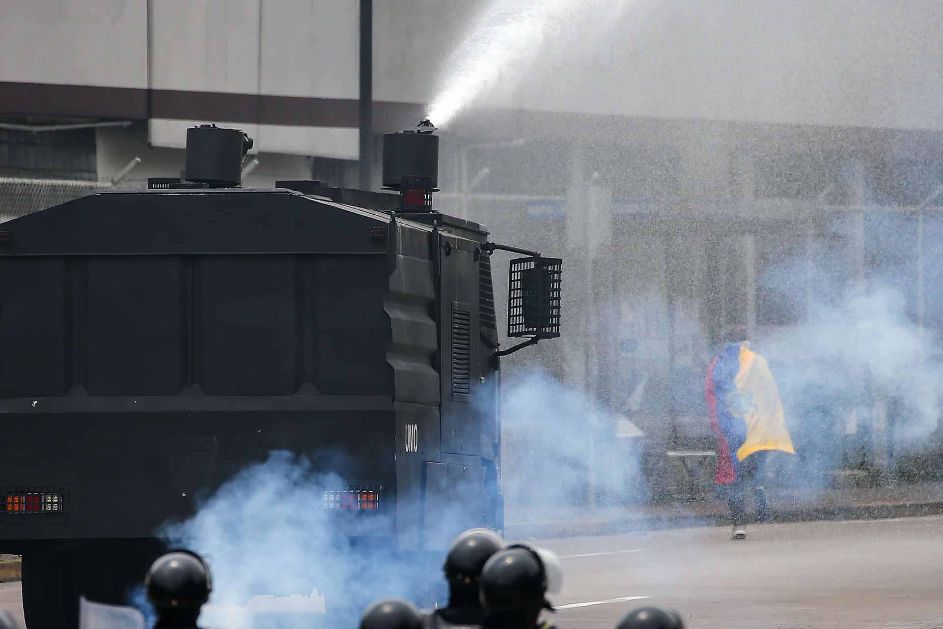 Integrantes de la Policía de Ecuador se enfrentan con manifestantes durante una protesta este domingo, en Quito (Ecuador). EFE/ José Jácome