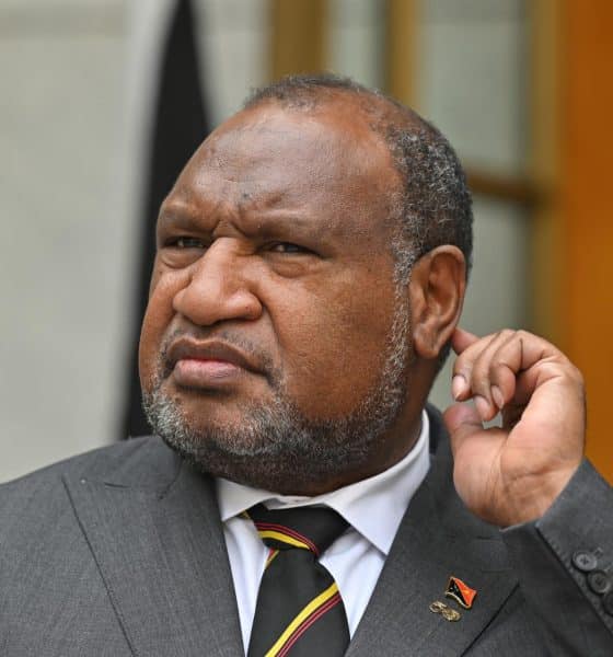 CAMBERRA (Australia), 06/10/2025.- El primer ministro de Papúa Nueva Guinea, James Marape, tras la firma de un tratado de Defensa con Australia. EFE/EPA/MICK TSIKAS NO ARCHIVING AUSTRALIA AND NEW ZEALAND OUT