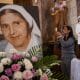 Una mujer toma una fotografía a una imagen de Santa Carmen Rendiles durante una misa en su honor este domingo, en Caracas (Venezuela). EFE/ Ronald Peña R