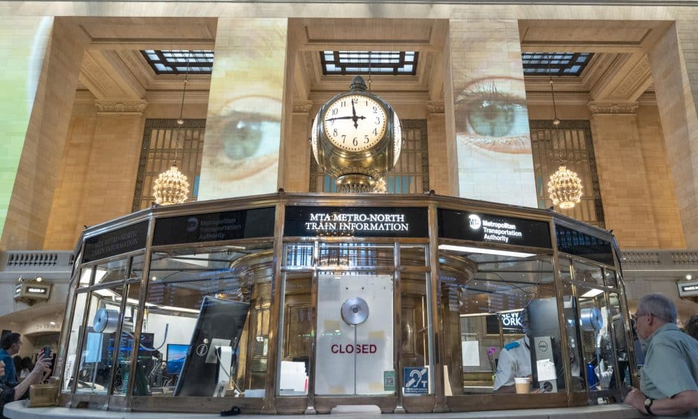 Personas asisten a la exposición 'Dear New York' impulsada por Brandon Stanton, creador del proyecto 'Humans of New York', este martes en la estación Grand Central de Nueva York (Estados Unidos). EFE/ Ángel Colmenares