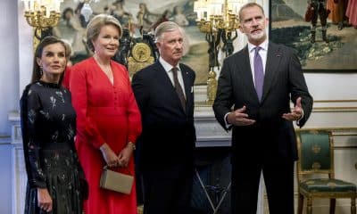 El rey Felipe vI (d) y la reina Letizia (i) junto al rey Felipe (2d) y la reina Matilde (2i) de Bélgica en el Palacio Real de Bruselas, este martes, durante la visita oficial de los reyes de España a Bélgica. EFE/ Pablo Garrigós