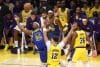 El escolta de Golden State Warriors Stephen Curry (i) lanza el balón ante la oposición de Deandre Ayton (d). EFE/EPA/ALLISON DINNER SHUTTERSTOCK OUT