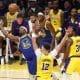 El alero de Golden State Warriors Jimmy Butler (i) lanza el balón ante la oposición de Deandre Ayton (d). EFE/EPA/ALLISON DINNER SHUTTERSTOCK OUT