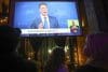 La gente observa al exgobernador de Nueva York, Andrew Cuomo, hablar en una pantalla durante el debate por la Alcaldía de la ciudad de Nueva York en un bar local en Nueva York, EE. UU., el 16 de octubre de 2025. EFE/EPA/Sarah Yenesel
