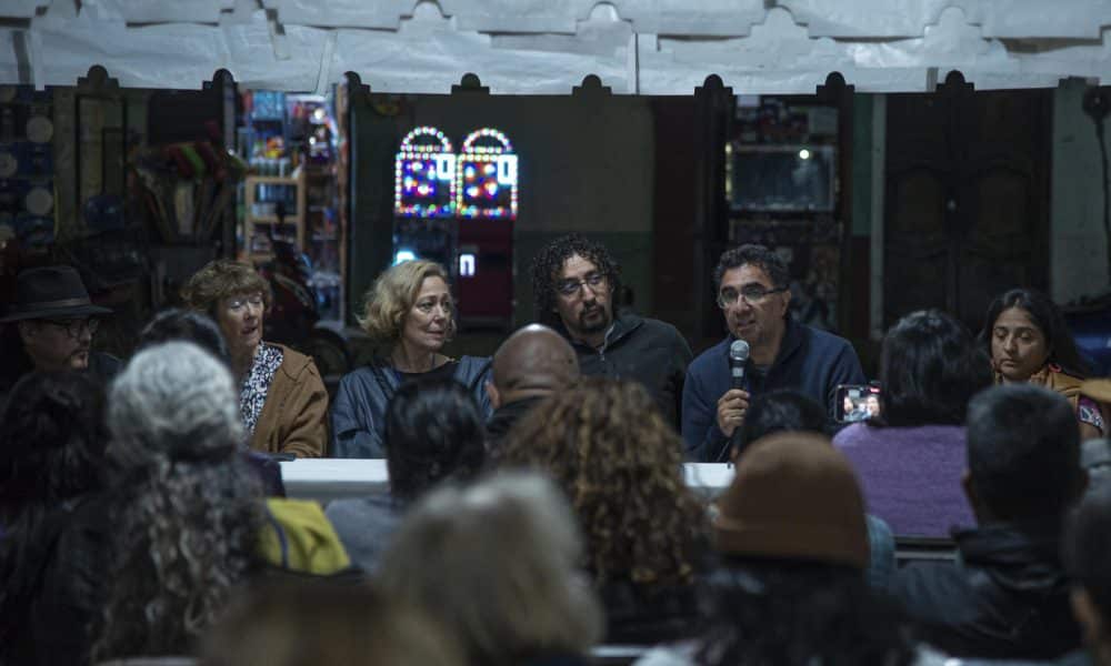 El director del Centro de Derechos Humanos Fray Bartolomé de Las Casas (Frayba), Pedro Faro (i); la investigadora de London school of Economics and Political Science, Jenny Pearce (2-i); directora del centro de investigación MIRA: Feminismos y Democracias, Laura Carlsen (3-i), el profesor de la Universidad de Notre Dame, Guillermo Trejo (2-d) y la representante de Serapaz, Diana Lepe (d), participan en una rueda de prensa, este lunes en San cristóbal de las Casas, en el estado de Chiapas (México). EFE/ Carlos López