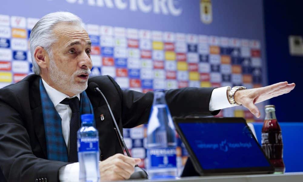 El presidente del Grupo Pachuca y máximo accionista del Real Oviedo, Jesús Martínez, da una rueda de prensa en el estadio Carlos Tartiere de Oviedo. Imagen de archivo. EFE/ Paco Paredes