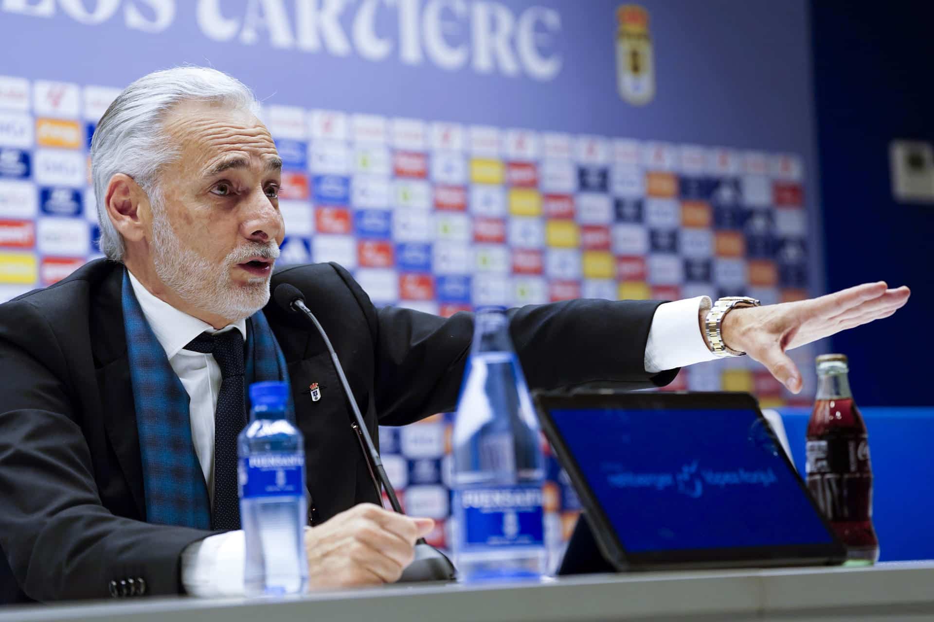 El presidente del Grupo Pachuca y máximo accionista del Real Oviedo, Jesús Martínez, da una rueda de prensa en el estadio Carlos Tartiere de Oviedo. Imagen de archivo. EFE/ Paco Paredes