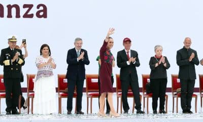 La presidenta de México Claudia Sheinbaum (c), saluda al final de la conmemoración de su primer año de gobierno este domingo, en el Zócalo de la Ciudad de México (México). EFE/Mario Guzmán