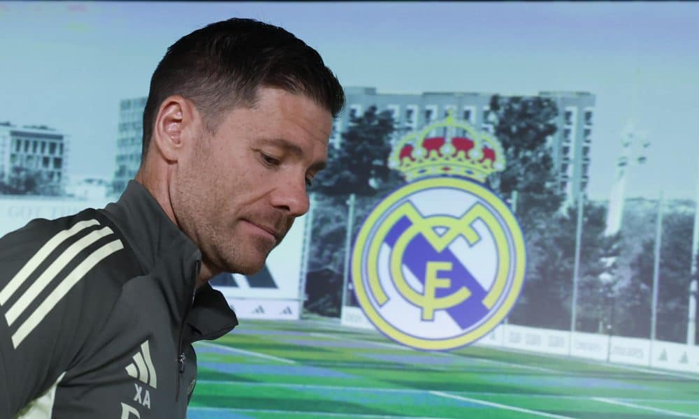 El entrenador del Real Madrid, Xabi Alonso durante la rueda de prensa posterior al entrenamiento del equipo en la Ciudad Deportiva de Valdebebas, en Madrid, antes de su enfrentamiento liguero contra el FC Barcelona. EFE/JJ Guillén
