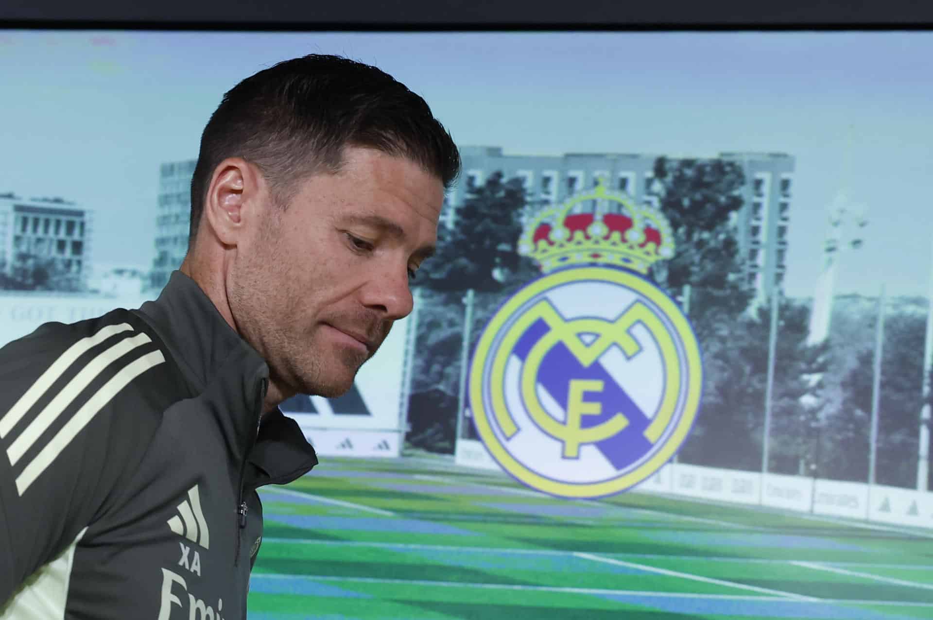 El entrenador del Real Madrid, Xabi Alonso durante la rueda de prensa posterior al entrenamiento del equipo en la Ciudad Deportiva de Valdebebas, en Madrid, antes de su enfrentamiento liguero contra el FC Barcelona. EFE/JJ Guillén