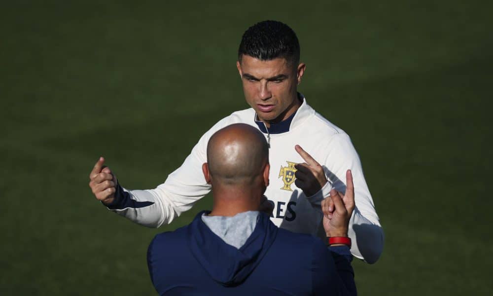 Cristiano Ronaldo conversa con el técnico d Portugal, el español Roberto Martínez durante el entrenamiento de la selección lusa. EFE/EPA/JOSE SENA GOULAO