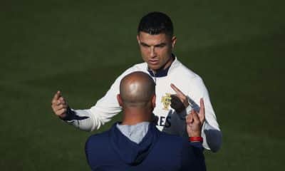 Cristiano Ronaldo conversa con el técnico d Portugal, el español Roberto Martínez durante el entrenamiento de la selección lusa. EFE/EPA/JOSE SENA GOULAO