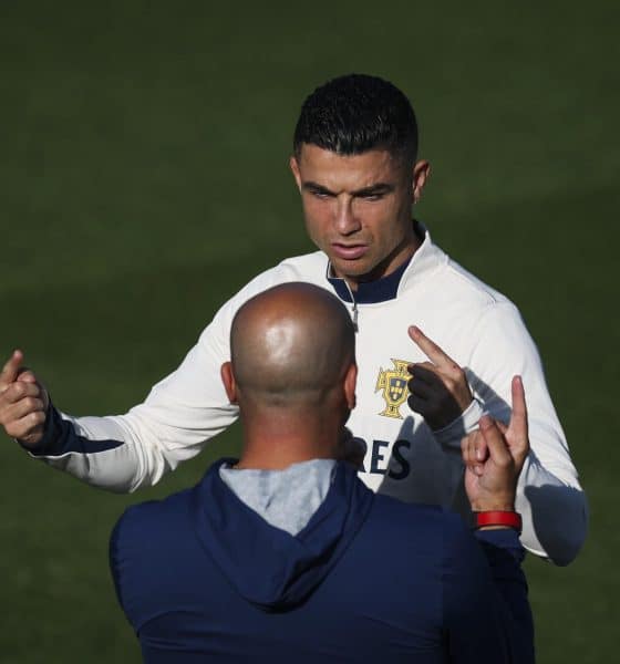 Cristiano Ronaldo conversa con el técnico d Portugal, el español Roberto Martínez durante el entrenamiento de la selección lusa. EFE/EPA/JOSE SENA GOULAO