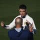 Cristiano Ronaldo conversa con el técnico d Portugal, el español Roberto Martínez durante el entrenamiento de la selección lusa. EFE/EPA/JOSE SENA GOULAO