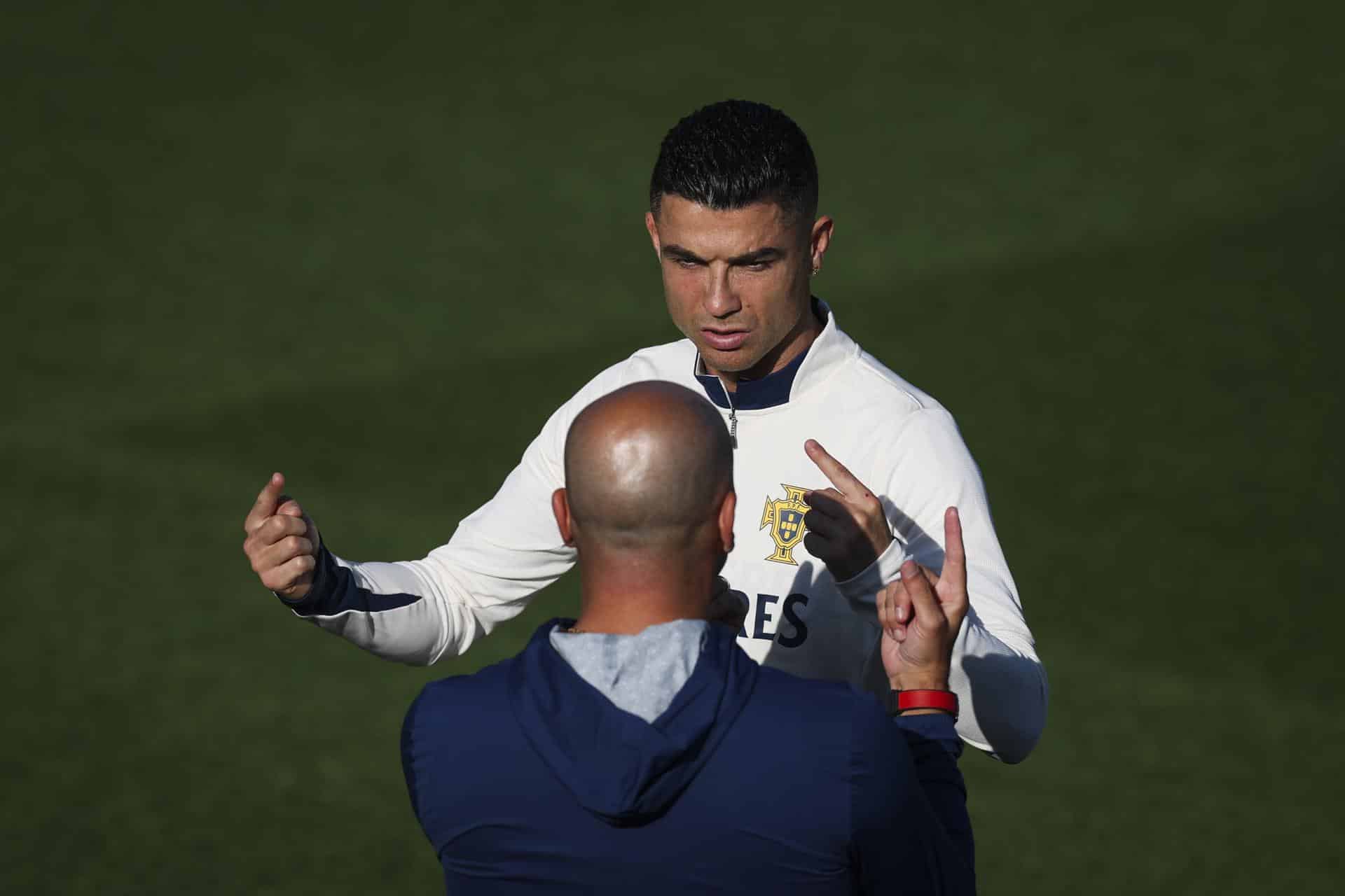 Cristiano Ronaldo conversa con el técnico d Portugal, el español Roberto Martínez durante el entrenamiento de la selección lusa. EFE/EPA/JOSE SENA GOULAO