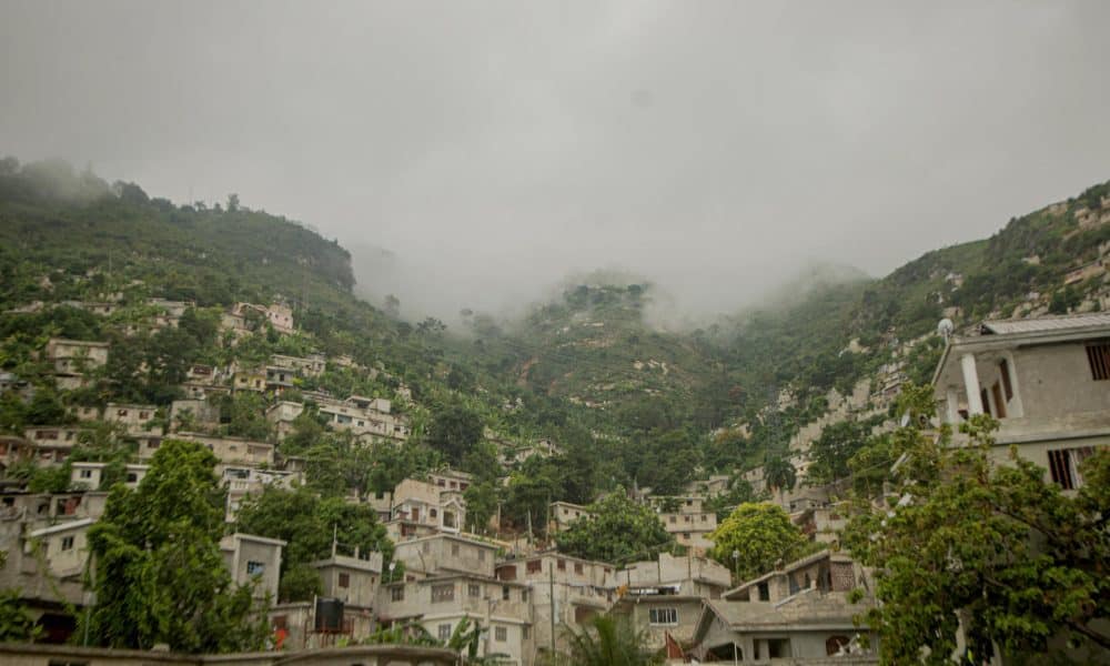 Fotografía que muestra un barrio con nubosidad, en Puerto Príncipe (Haití). EFE/ Mentor David Lorens