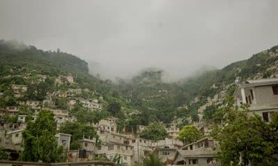 Fotografía que muestra un barrio con nubosidad, en Puerto Príncipe (Haití). EFE/ Mentor David Lorens