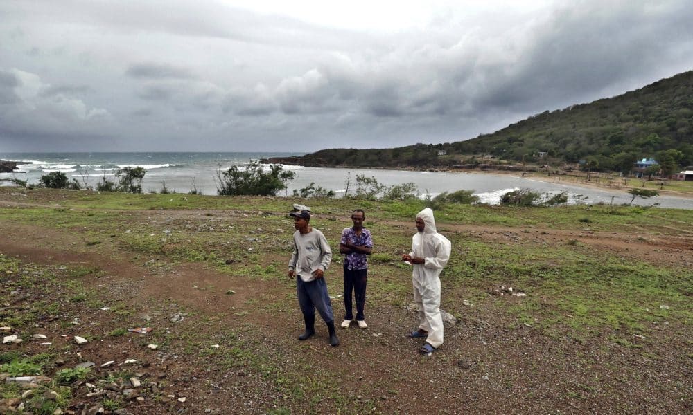 Personas se reúnen ante la posible llegada del huracán Melissa este martes, en Santiago de Cuba (Cuba). EFE/ Ernesto Mastrascusa