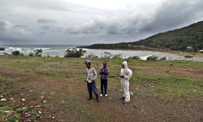 Personas se reúnen ante la posible llegada del huracán Melissa este martes, en Santiago de Cuba (Cuba). EFE/ Ernesto Mastrascusa