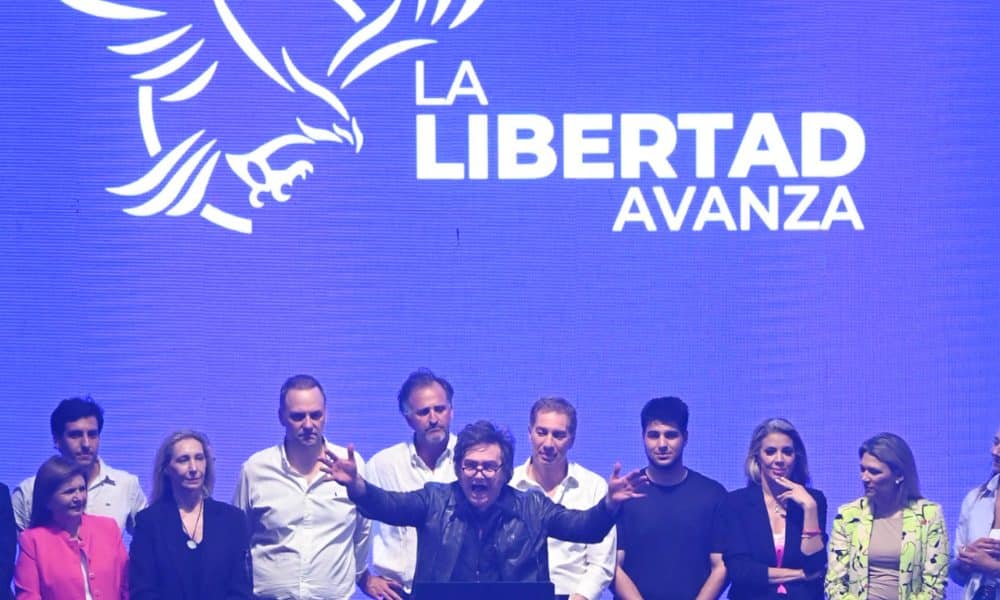 El presidente de Argentina, Javier Milei, habla durante el cierre de campaña del partido La Libertad Avanza este jueves, en Rosario (Argentina). EFE/ STR