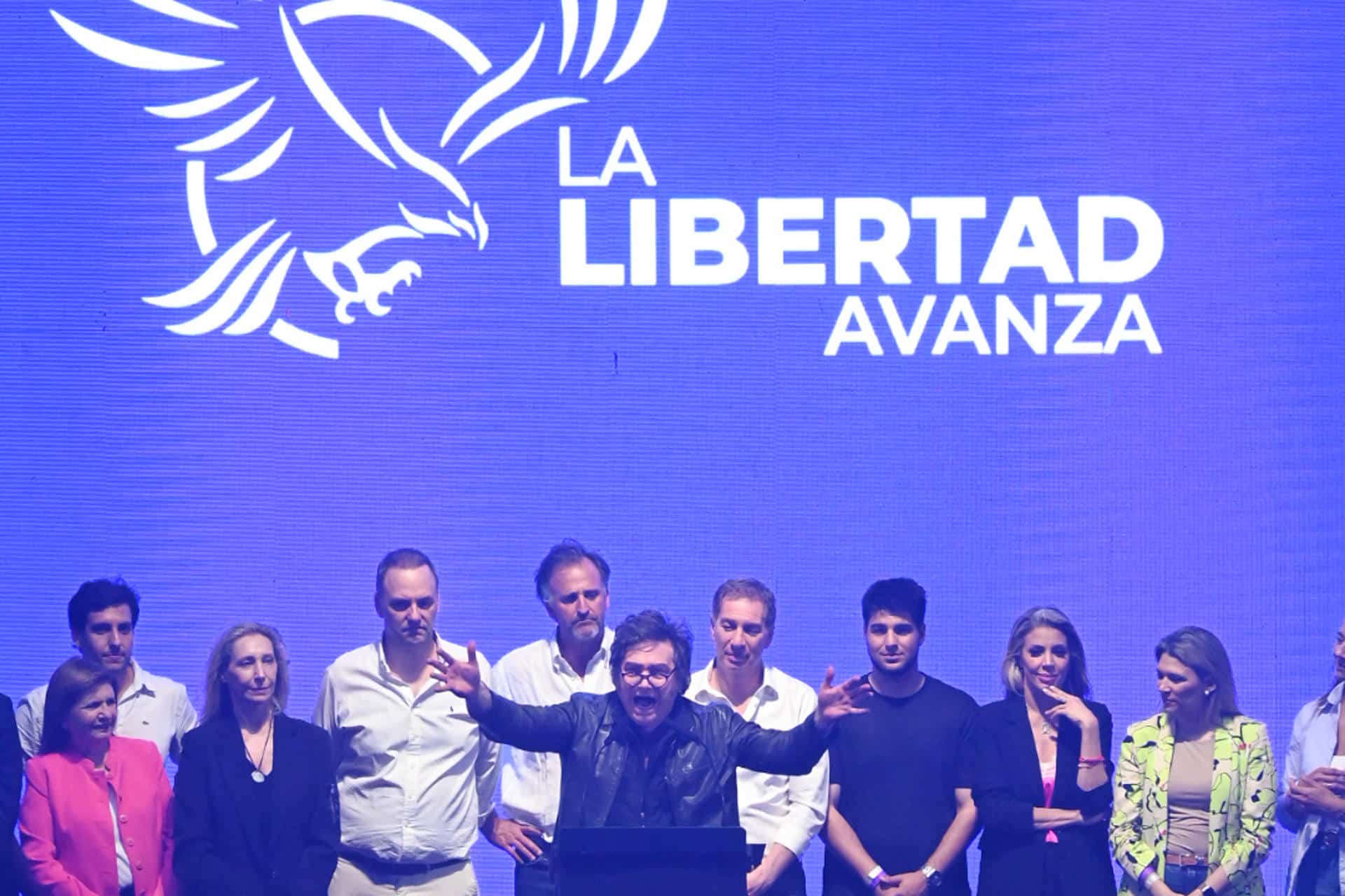 El presidente de Argentina, Javier Milei, habla durante el cierre de campaña del partido La Libertad Avanza este jueves, en Rosario (Argentina). EFE/ STR